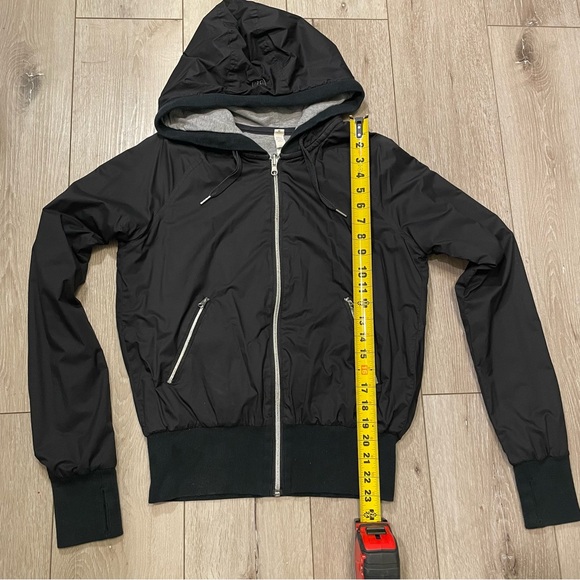 Lululemon Swell Reversible Hooded Jacket Black Gray Women's Size 6 - Picture 6 of 7